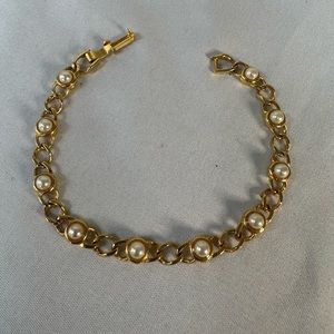 Dainty goldtone and pearl bead bracelet